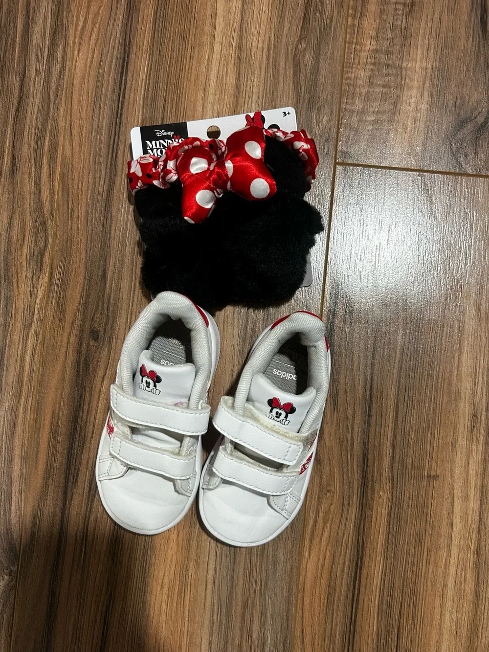 Girls White Sneakers with Red Minnie Mouse Accent